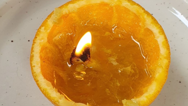 Selbst gebastelte Orangen-Öllampe.