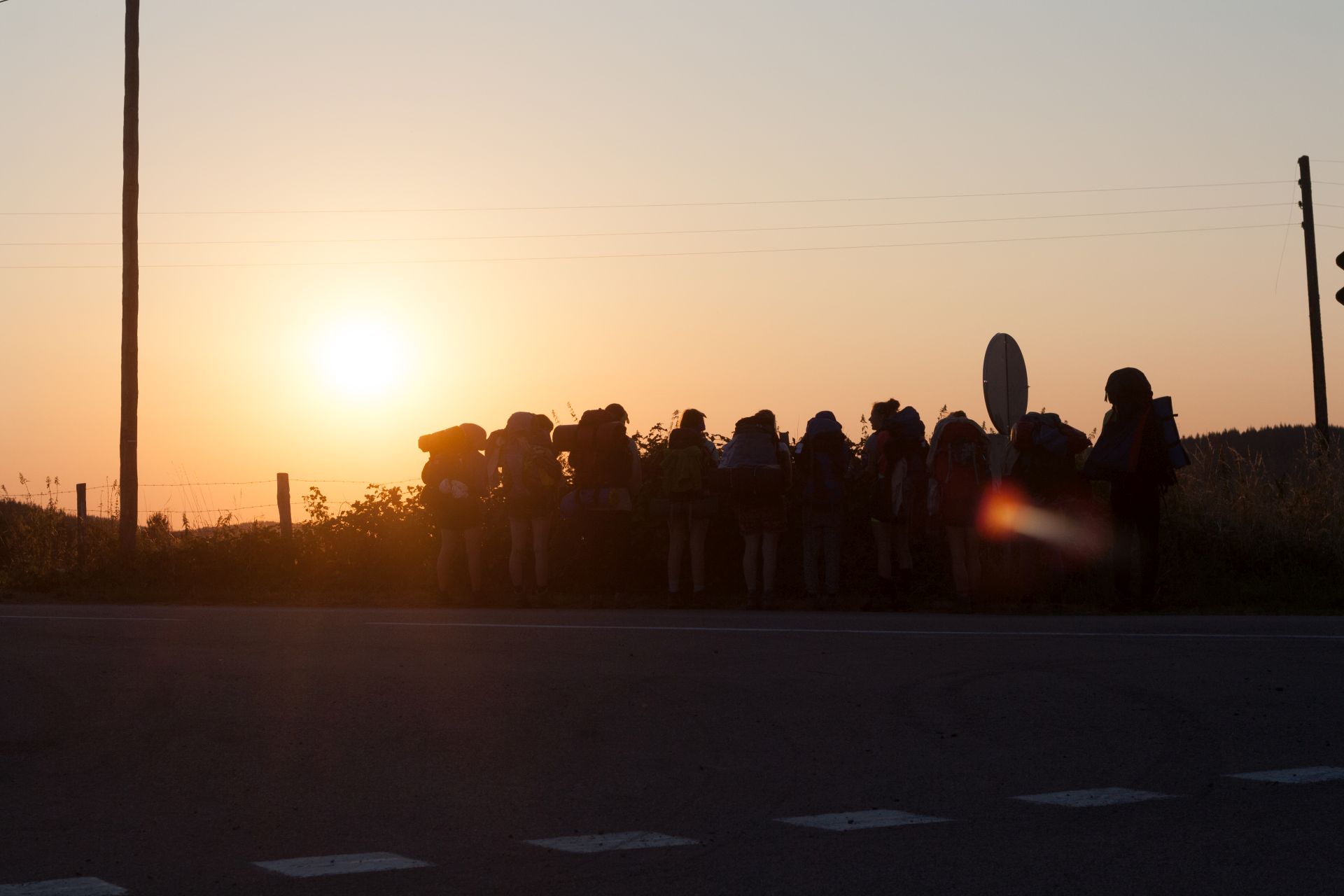 Gruppe von Pfadfindern im Sonnenaufgang.