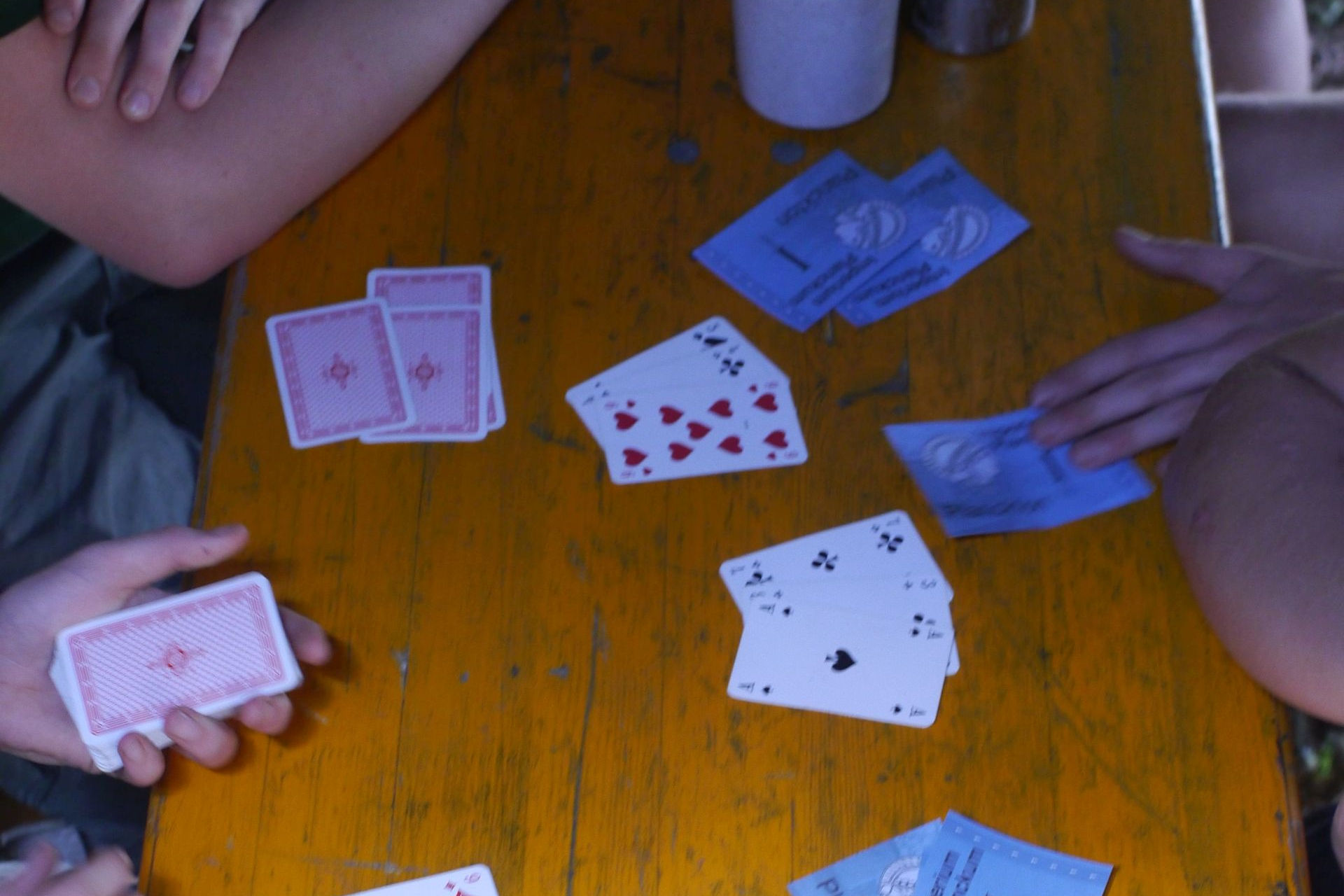 Kartenspielende Pfadfinder an einem Tisch.